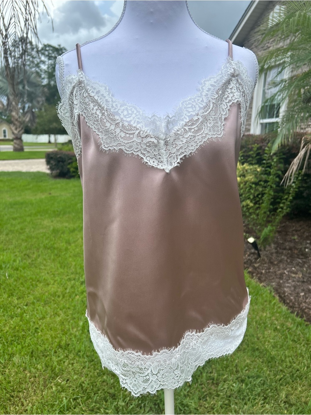 NWT🌷EXPRESS Light Rose Pink Satin Chemise with White Lace Trim